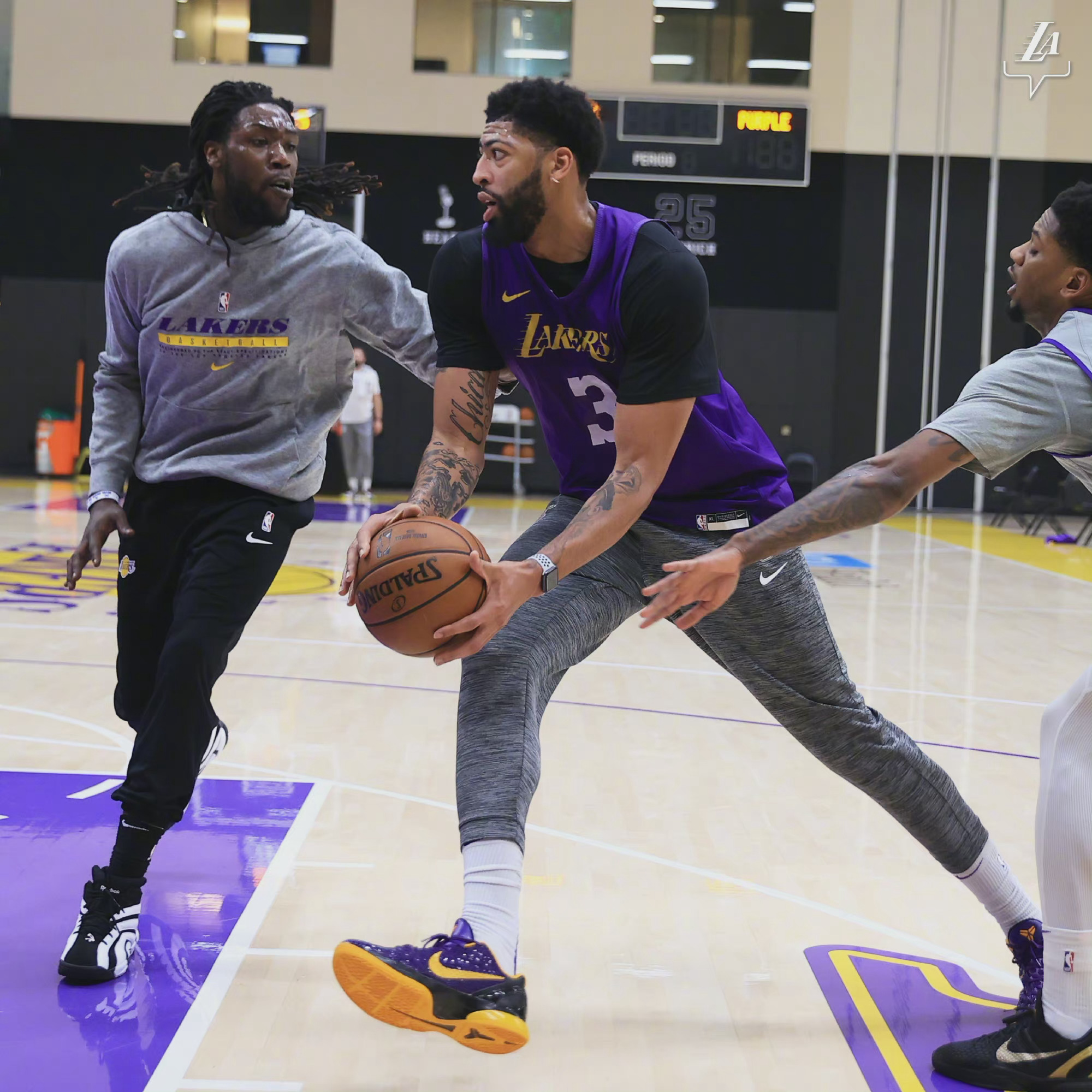 开云体育-瓦伦西亚训练开放日，国际比赛日豪取连胜引欢呼，NBA常规赛在即，团队化学反应显著